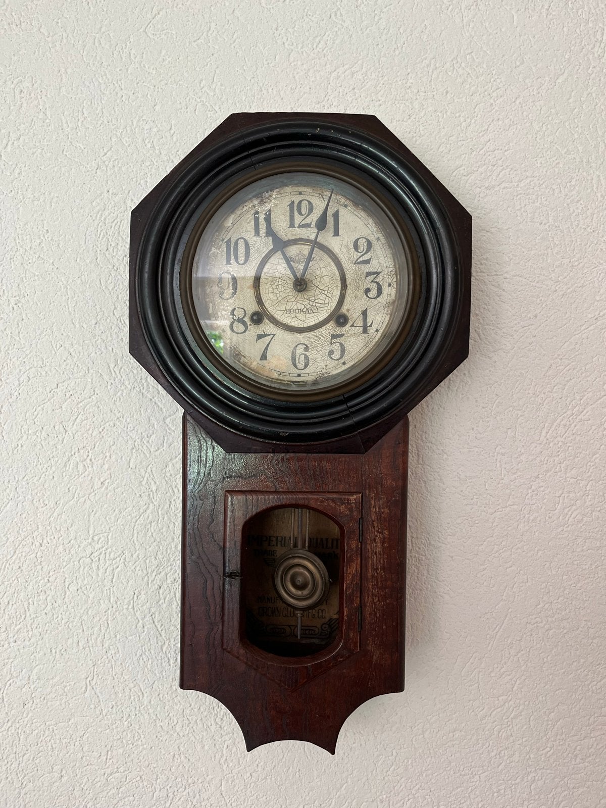 Antieke wandklok met sleutel, Crown Clock Mfg. Co., Ophalen