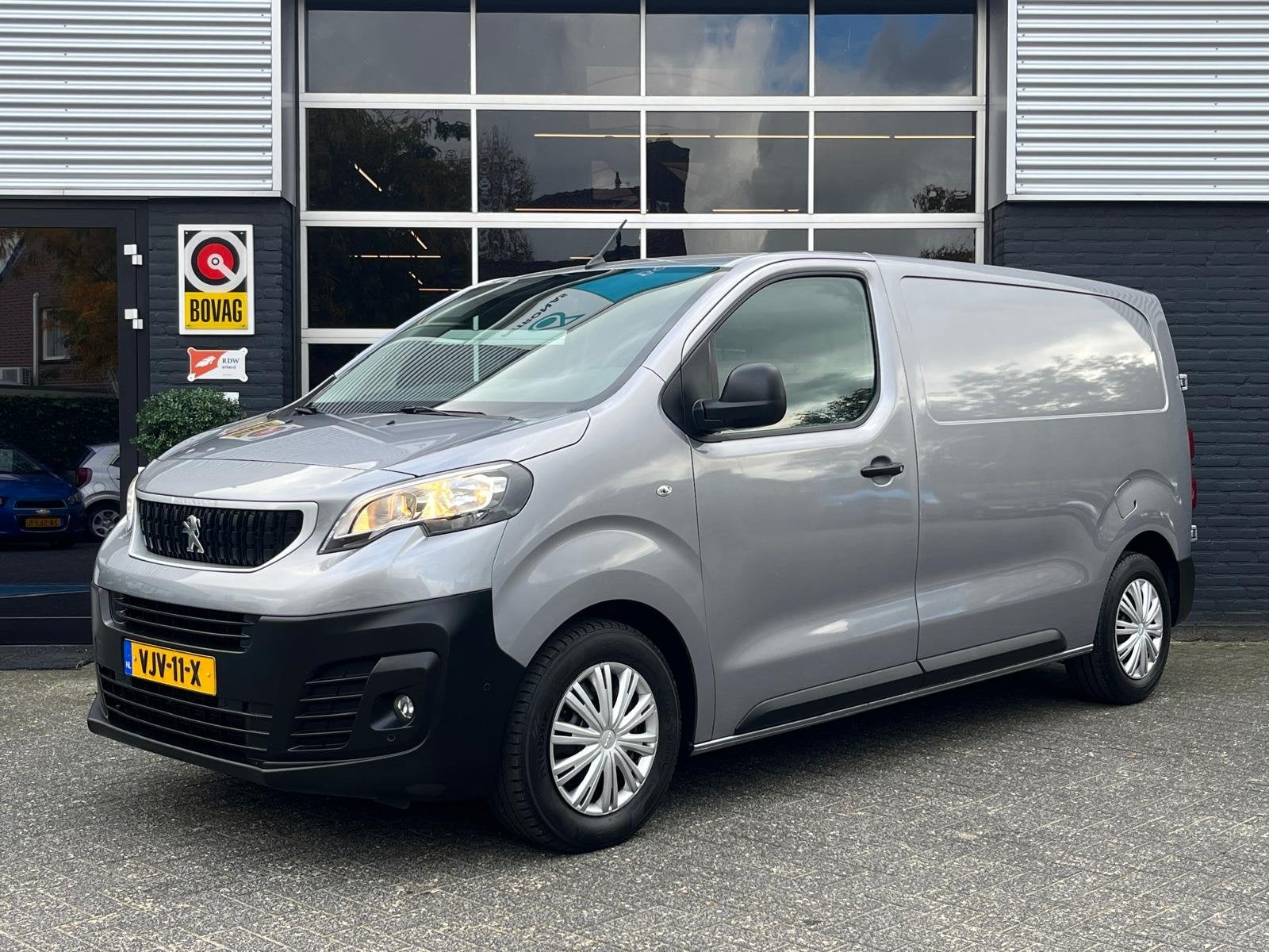Peugeot Expert 2.0 BlueHDI 120 Premium Automaat, CarPlay, 36, Auto's, Bestelauto's, Gebruikt, 4 cilinders, Leder en Stof, 122 pk
