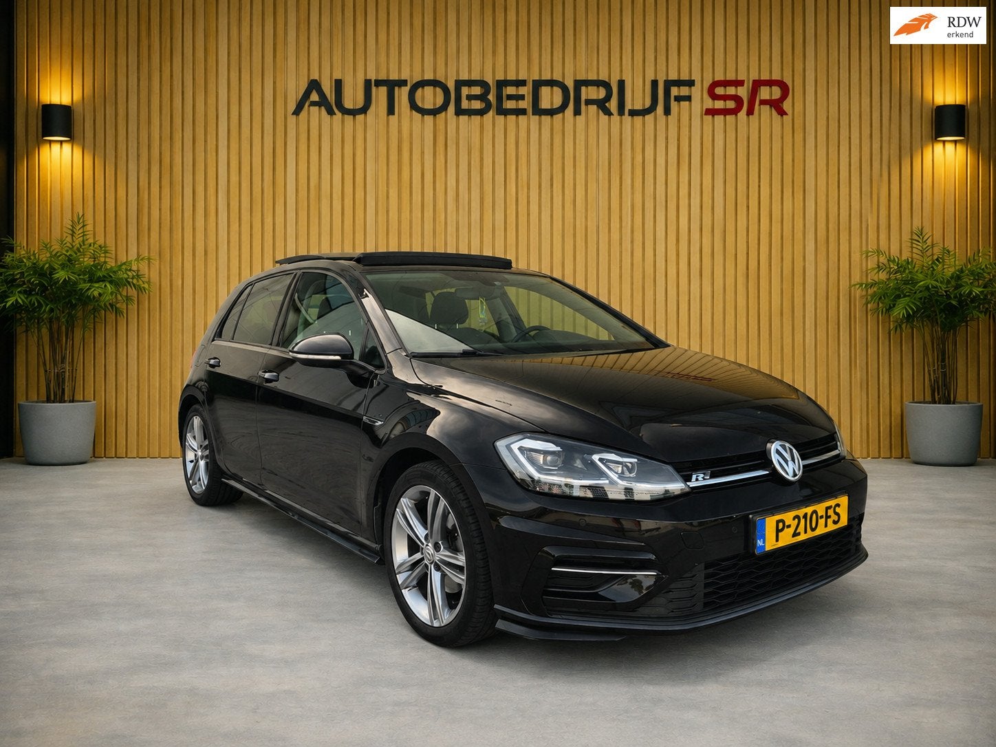 Volkswagen Golf 1.4 TSI Highline Business R-Line Pano! Massa, Voorwielaandrijving, 125 pk, Gebruikt, Euro 6