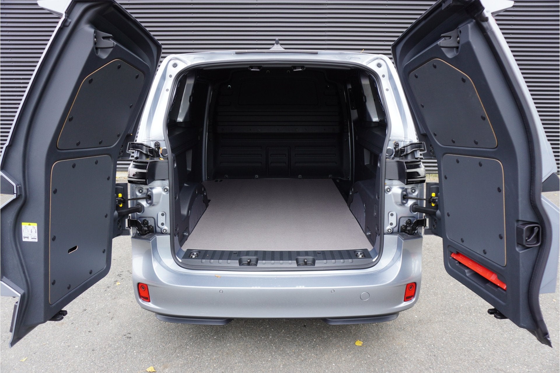 Volkswagen ID. Buzz Cargo 79kWh Accu 286 PK Achterdeuren 3-Z, Auto's, Automaat, Dealer onderhouden, Gebruikt, Zwart