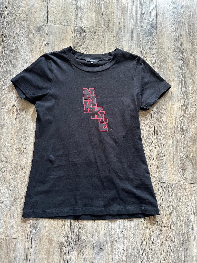 Zwart Nikkie T-shirt met rode letters. Maat 36 (S). ZGAN!, Zwart, Ophalen of Verzenden, Zo goed als nieuw, Maat 36 (S)
