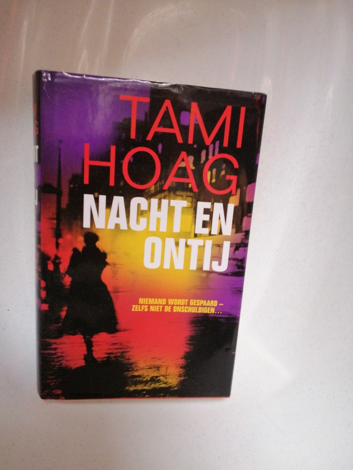 Tami Hoag - Nacht en Ontij (Thriller), Boeken, Ophalen of Verzenden, Gelezen, Tami Hoag, Amerika