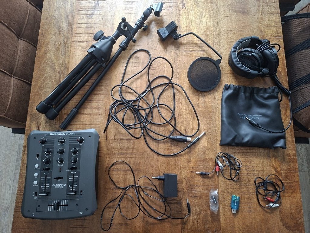 Dj mixer / mengpaneel met microfoon statief en koptelefoon, Muziek en Instrumenten, Mengpanelen, Ophalen, Gebruikt, Minder dan 5 kanalen