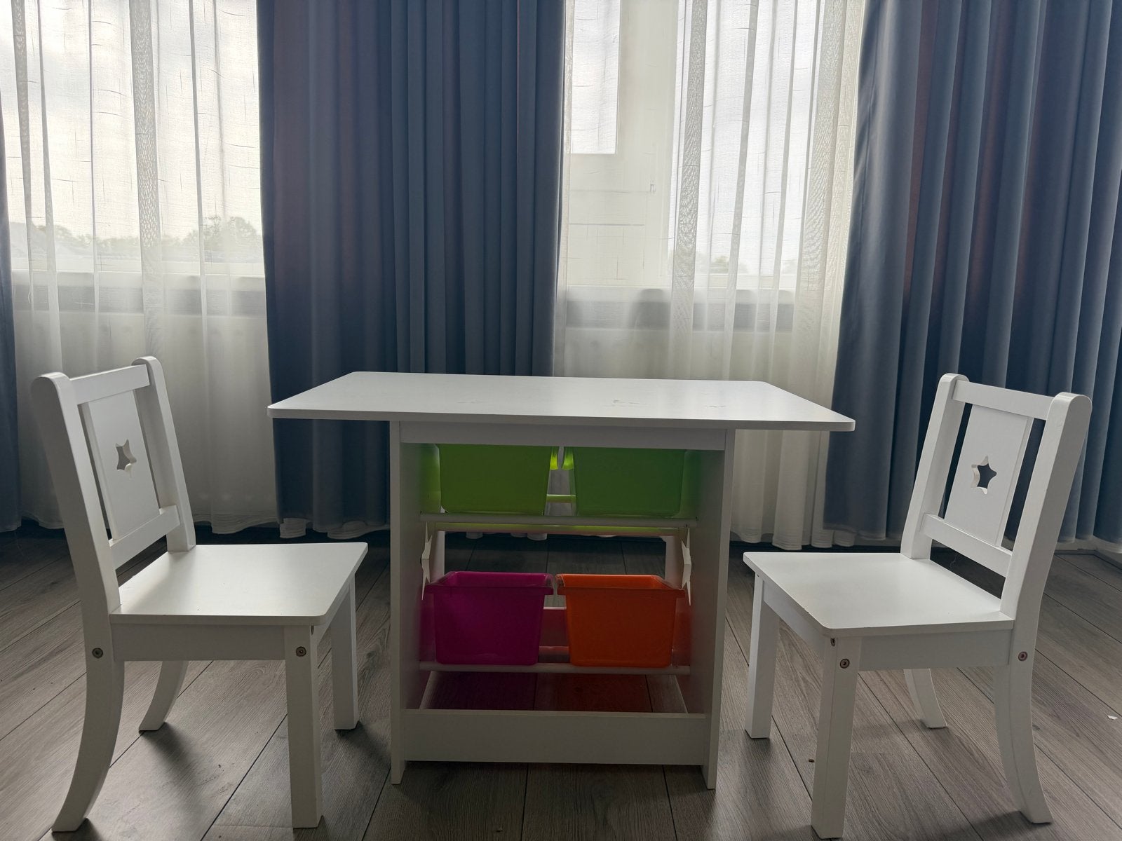 Kindertafel met opbergruimte en twee stoeltjes, Ophalen, Zo goed als nieuw, Tafel(s) en Stoel(en)