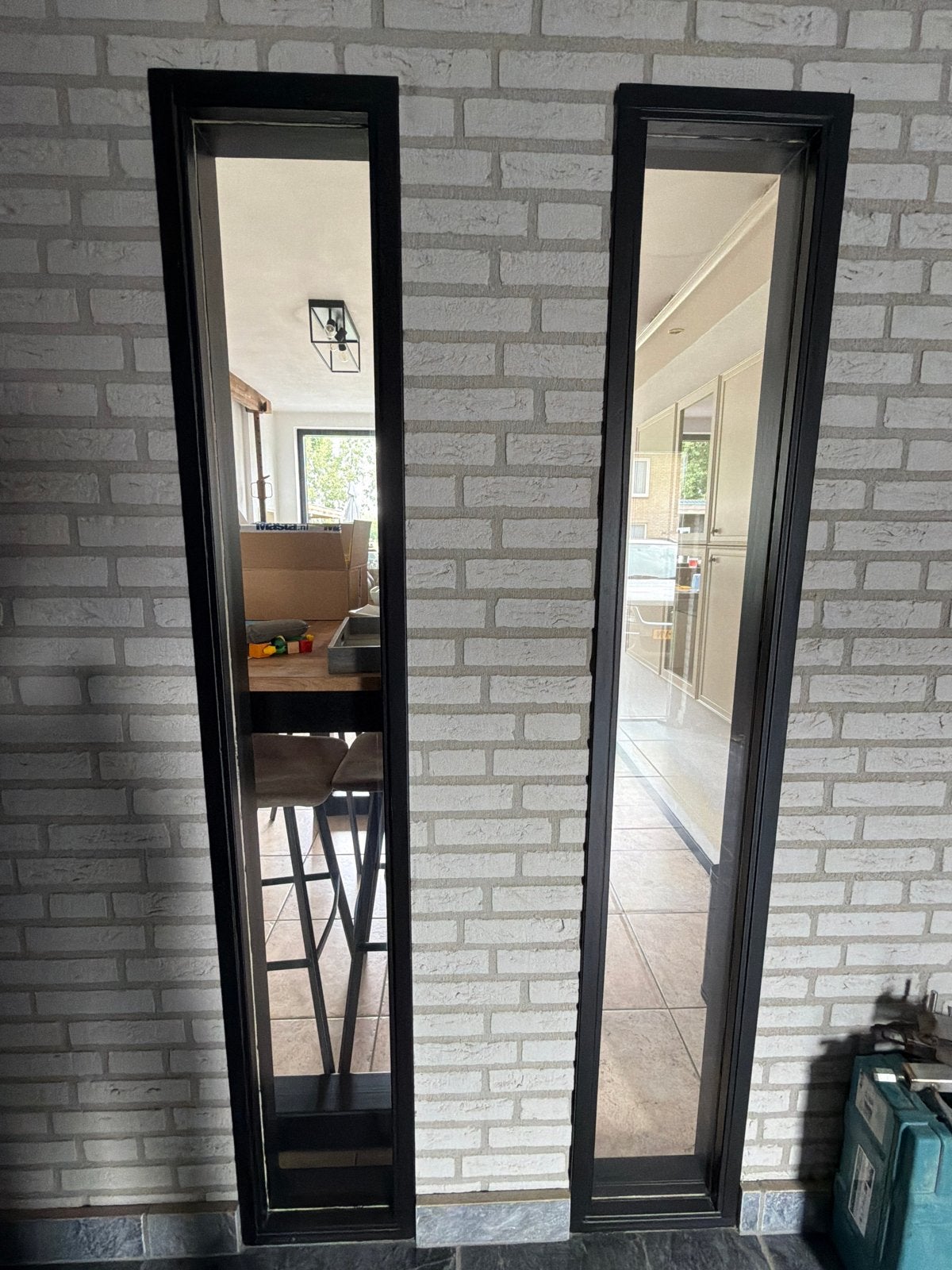 2x Zwarte houten kozijnen met glas, Ophalen, Gevelraam of Ruit, Minder dan 80 cm, 160 cm of meer