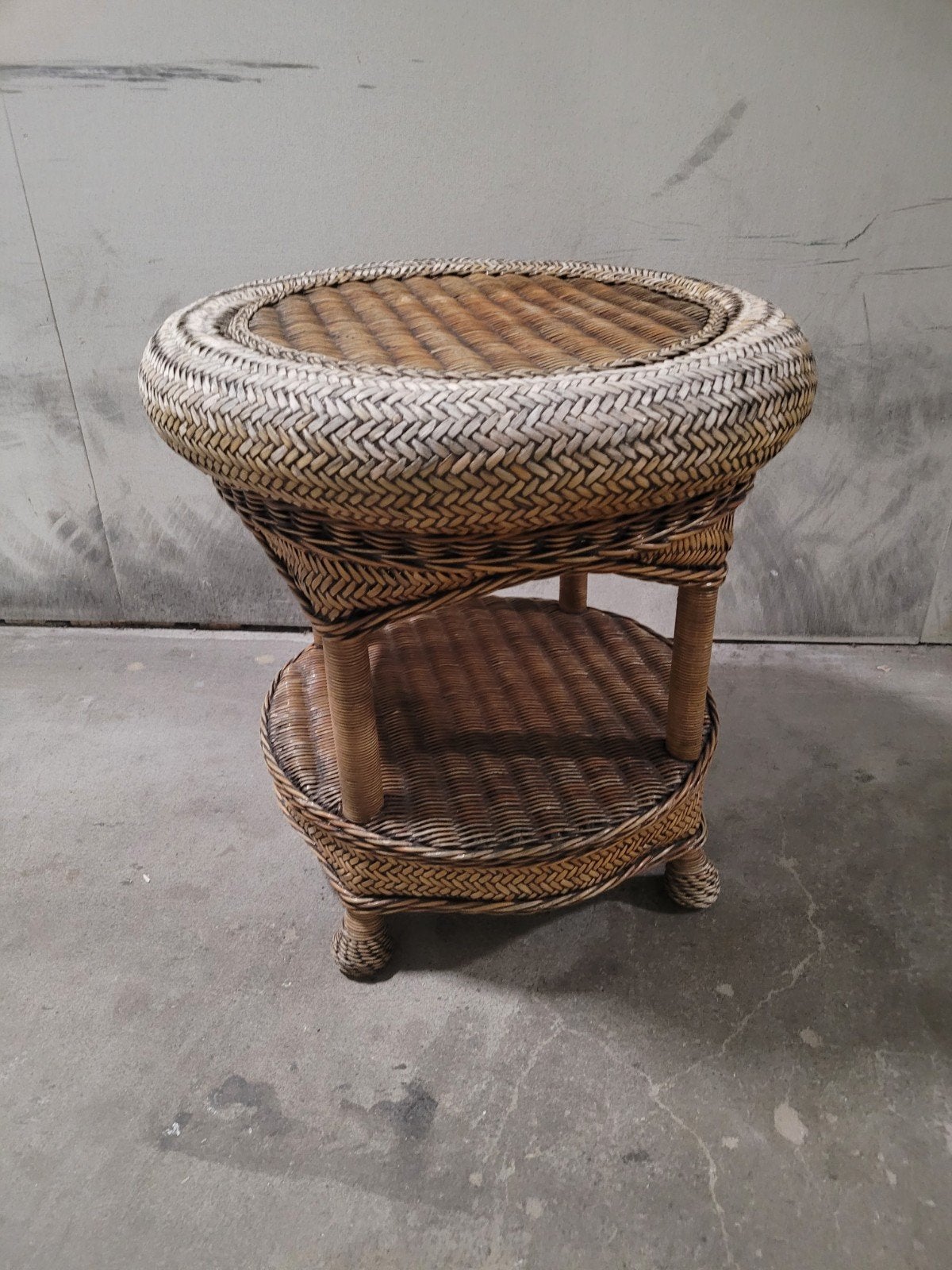 Rotan bijzettafel met twee niveaus, Overige materialen, Minder dan 55 cm, Gebruikt, Rond