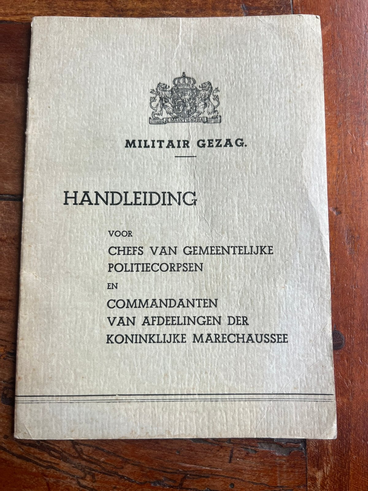 Nederlands handleiding Militair Gezag NBS emblemen KMAR 1945, Verzamelen, Militaria | Tweede Wereldoorlog, Verzenden, Nederland