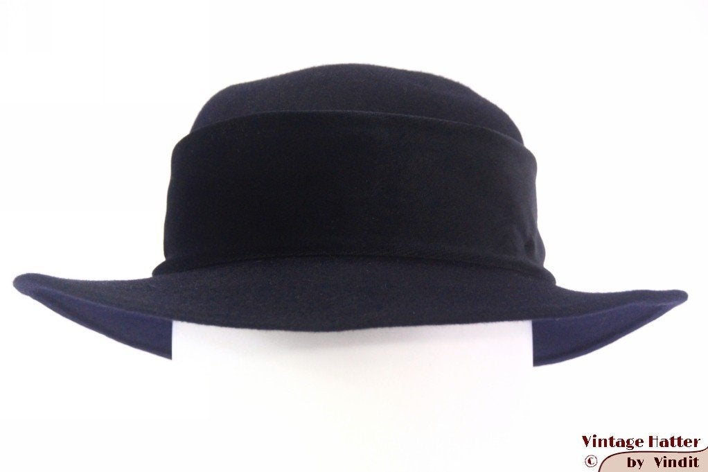 Vintage Dameshoed donker blauw met zwarte fluwelen band 56, Ophalen of Verzenden, Zo goed als nieuw, 56 of 57 cm (M, 7 of 7⅛ inch)