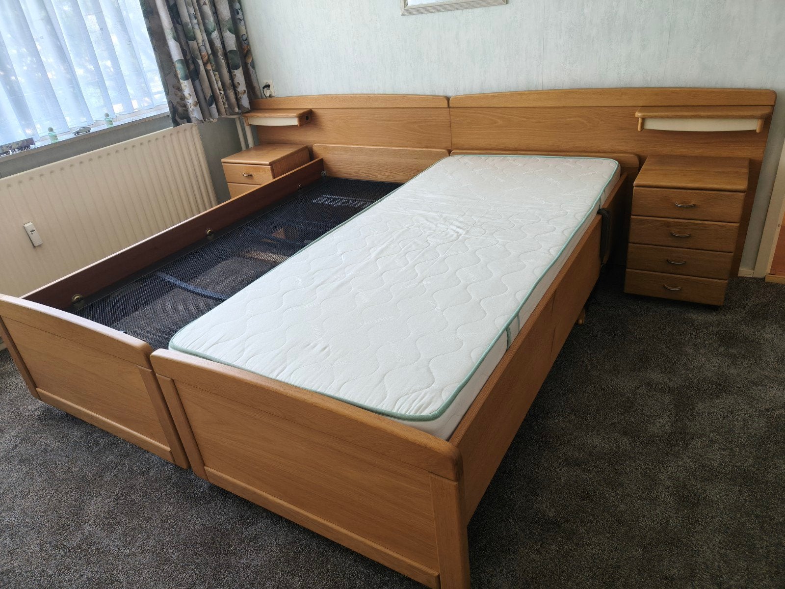 Twee persoonsbed, electrische bodem + nachtkast, excl matras, Ophalen, Zo goed als nieuw, Tweepersoons