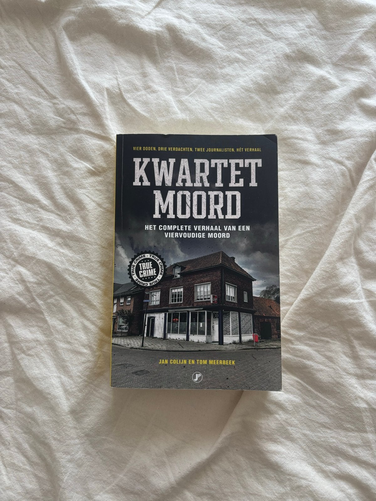 Kwartet Moord: compeet verhaal van een viervoudige moord, Ophalen of Verzenden, Zo goed als nieuw