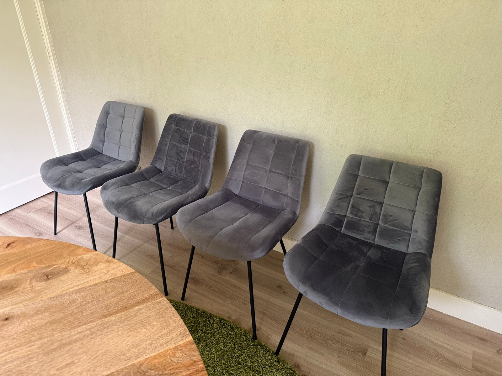 Set van 4 grijze velvet eetkamerstoelen Nieuwstaat!, Ophalen, Zo goed als nieuw, Vier, Stof