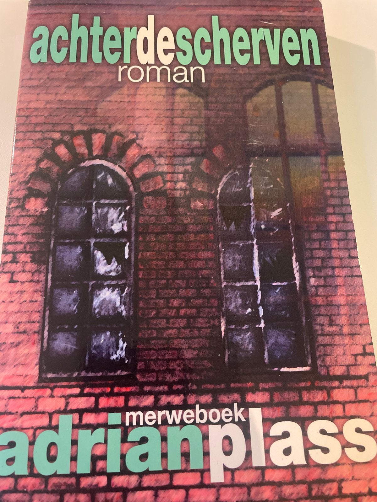 Achterdescherven - Roman van Adrian Plass, Boeken, Ophalen of Verzenden, Gelezen, Nederland