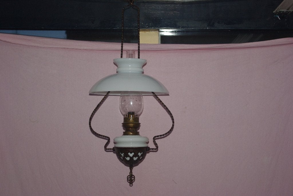 Antieke olielamp met melkglazen kap, Ophalen of Verzenden