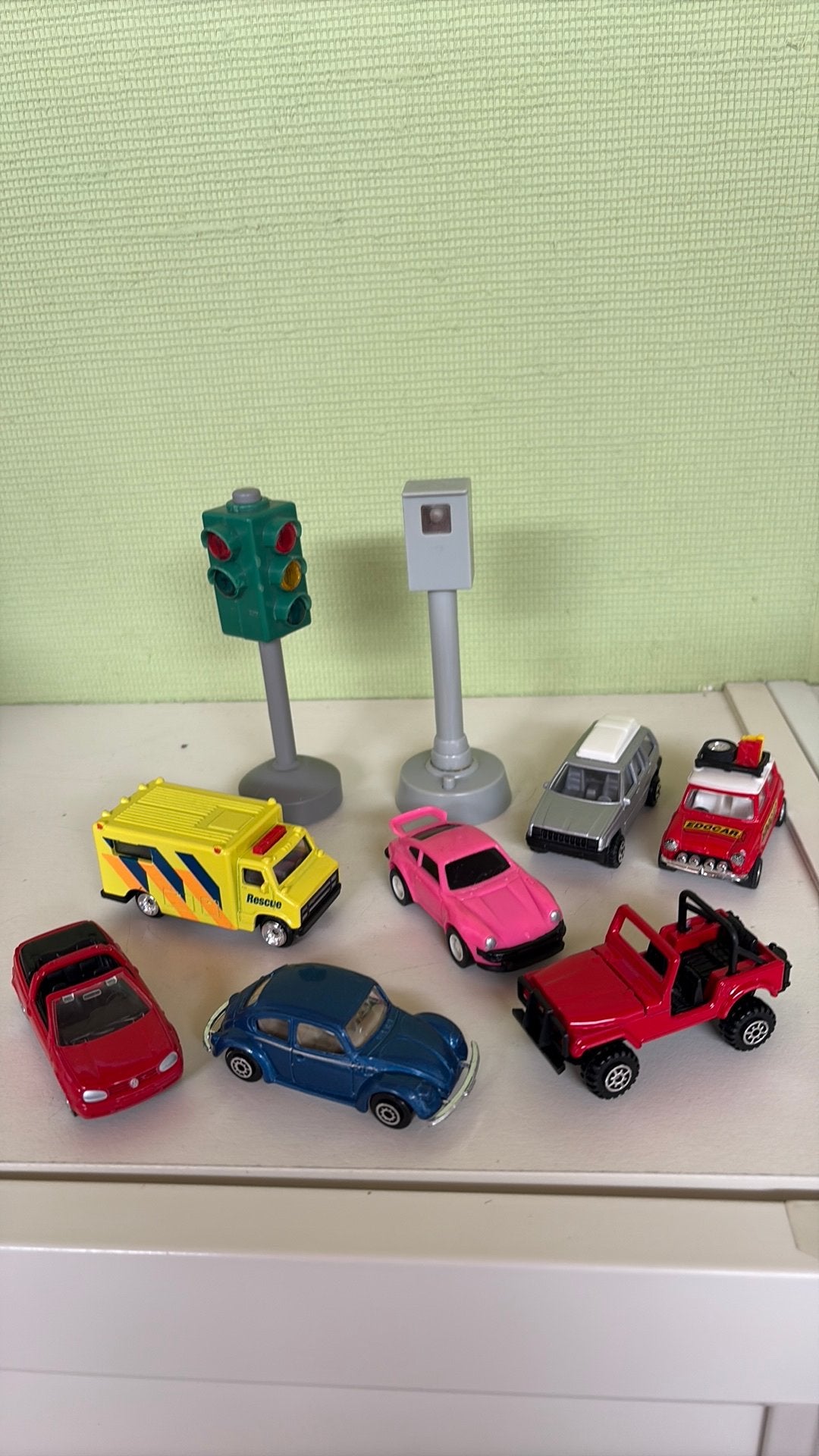 Speelgoed flitspaal, verkeerslicht + 7 autootjes, Ophalen of Verzenden, Gebruikt