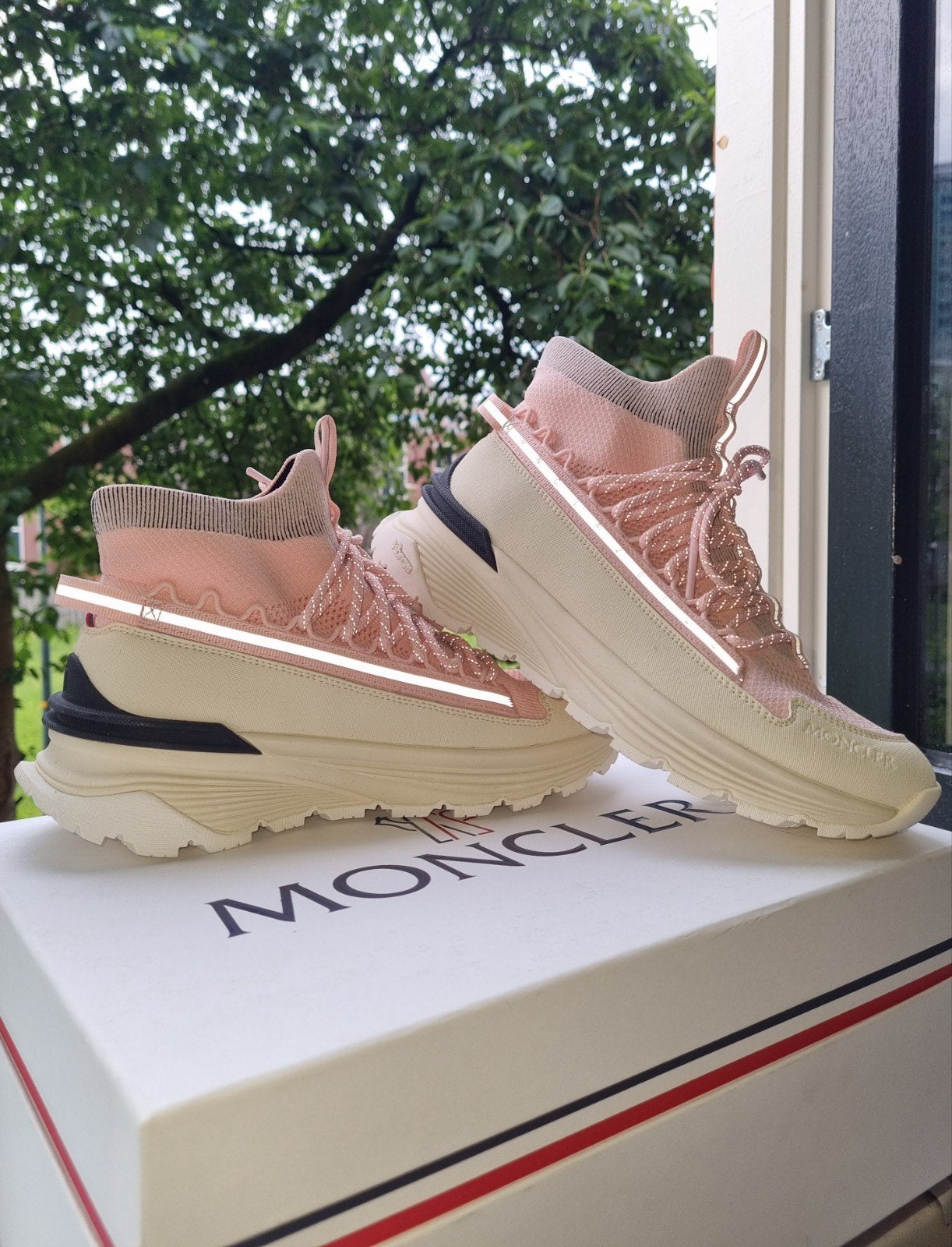 Moncler Monte Runner 39, Kleding | Dames, Schoenen, Nieuw, Sneakers of Gympen, Beige, Verzenden