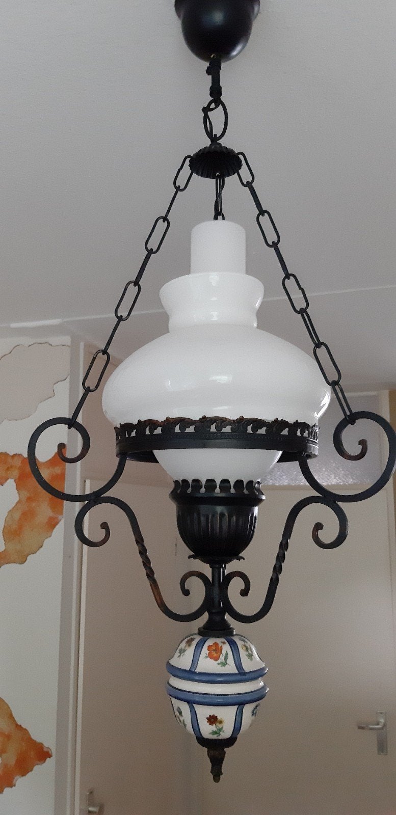 Antieke hanglamp met melkglas en smeedijzeren details, Ophalen of Verzenden