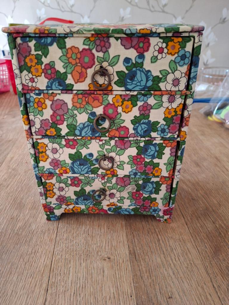 Decoratieve stoffen doos met bloemenprint en lades, Ophalen of Verzenden