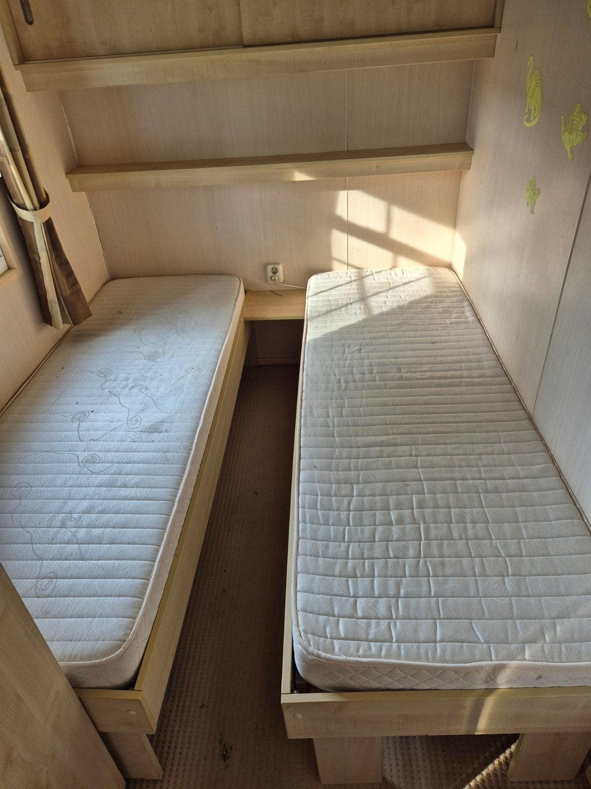 2x eenpersoonsbedden uit Arcabo chalet/stacaravan, Huis en Inrichting, Ophalen, Gebruikt, Bruin, 200 cm