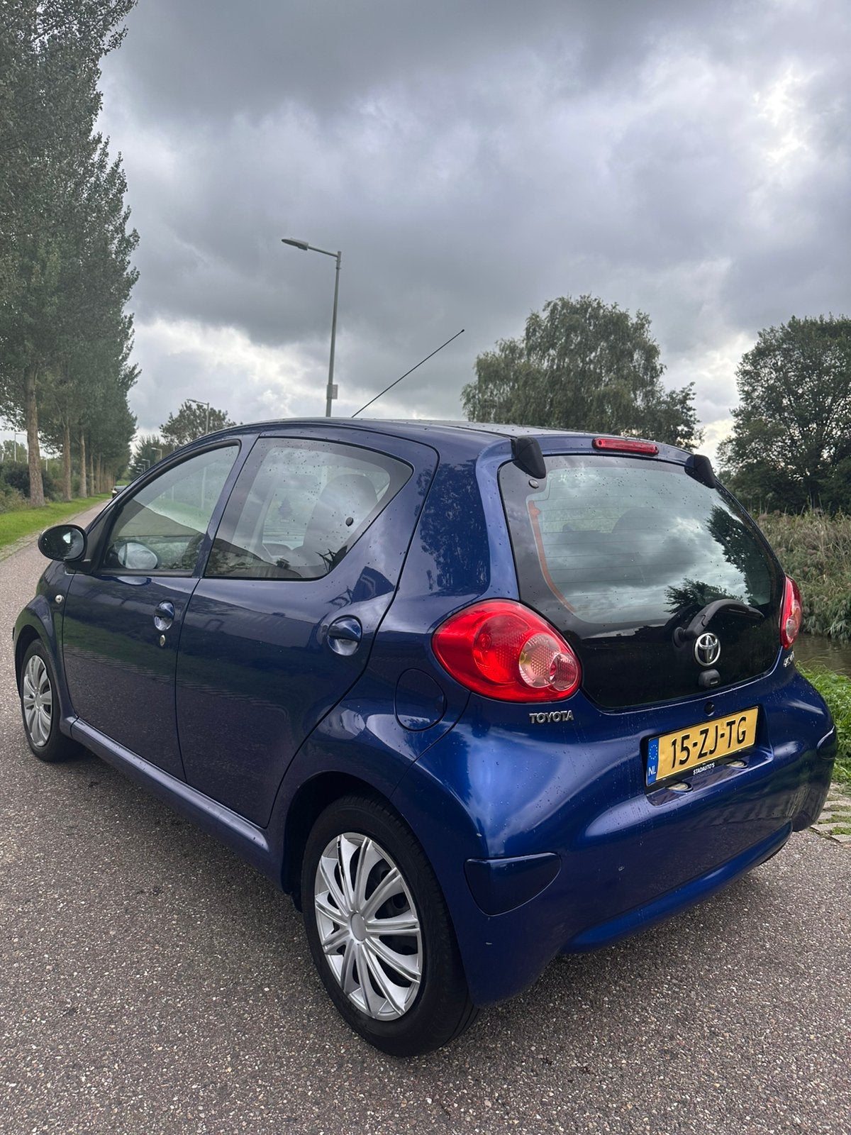 Foto 3 van Toyota Aygo 1.0 | Donker blauw | 5 Deurs | NAP | Zuinig