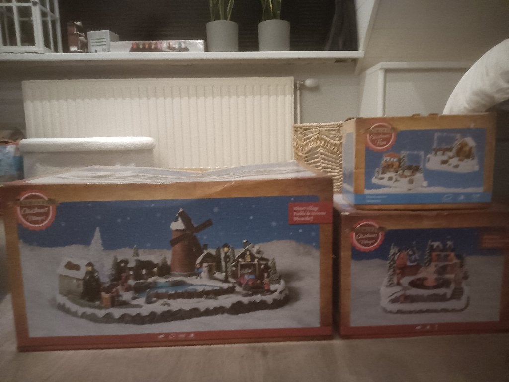 3x Kerthuis Lumineo kerstdorp ijsbaan dorp fontein schaatsen, Ophalen, Zo goed als nieuw