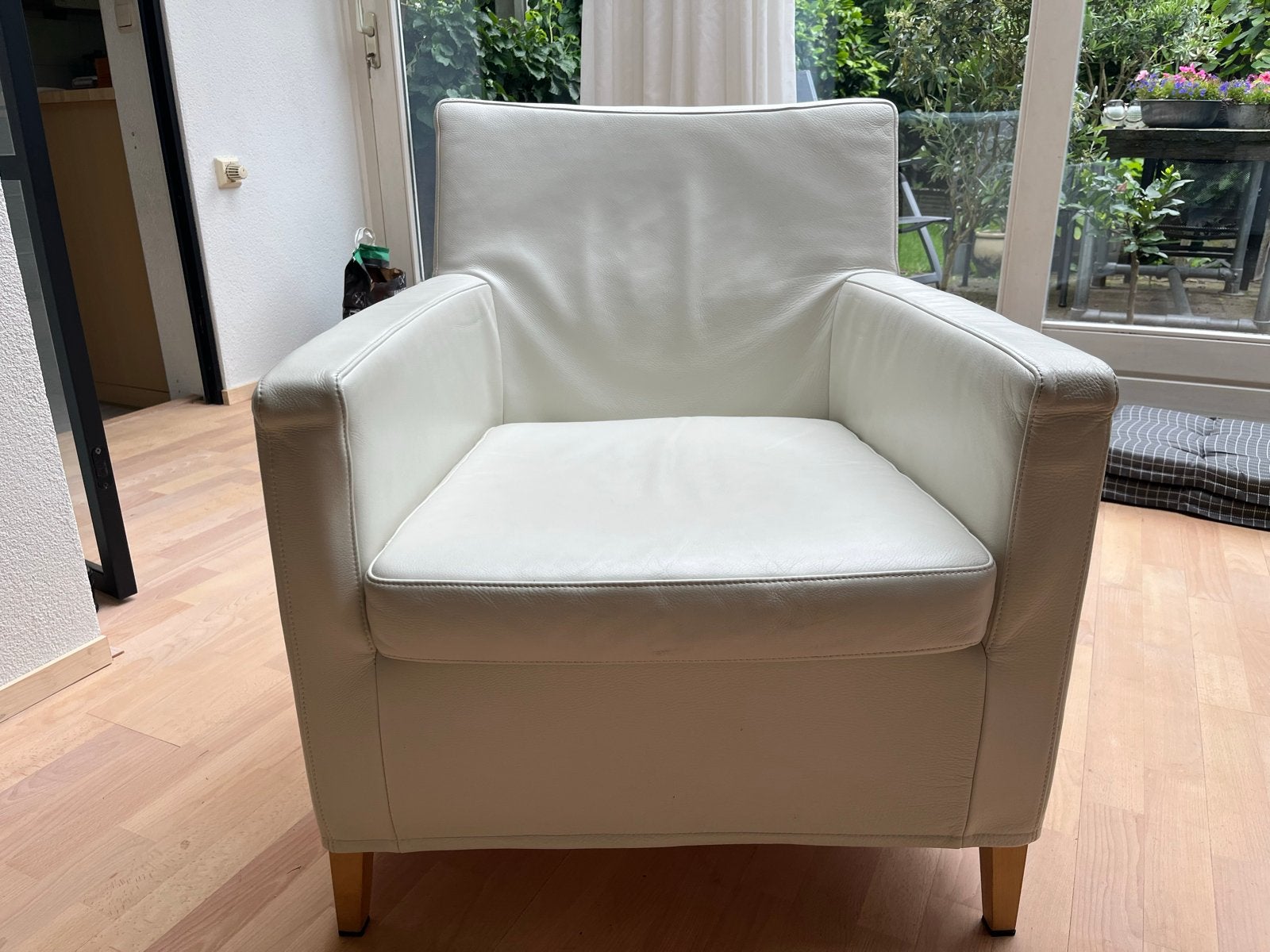 Comfortabele witte leren fauteuil - perfect voor ontspanning, Ophalen, Gebruikt, Minder dan 75 cm, Leer