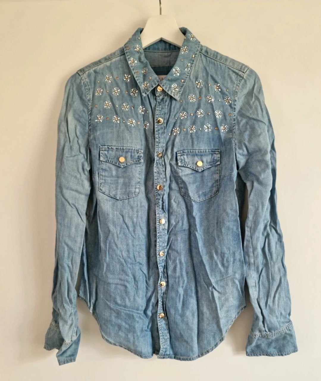 Bel & Bo spijkerblouse met studs en steentjes - Maat 36 (S), Kleding | Dames, Ophalen of Verzenden, Zo goed als nieuw, Maat 36 (S)
