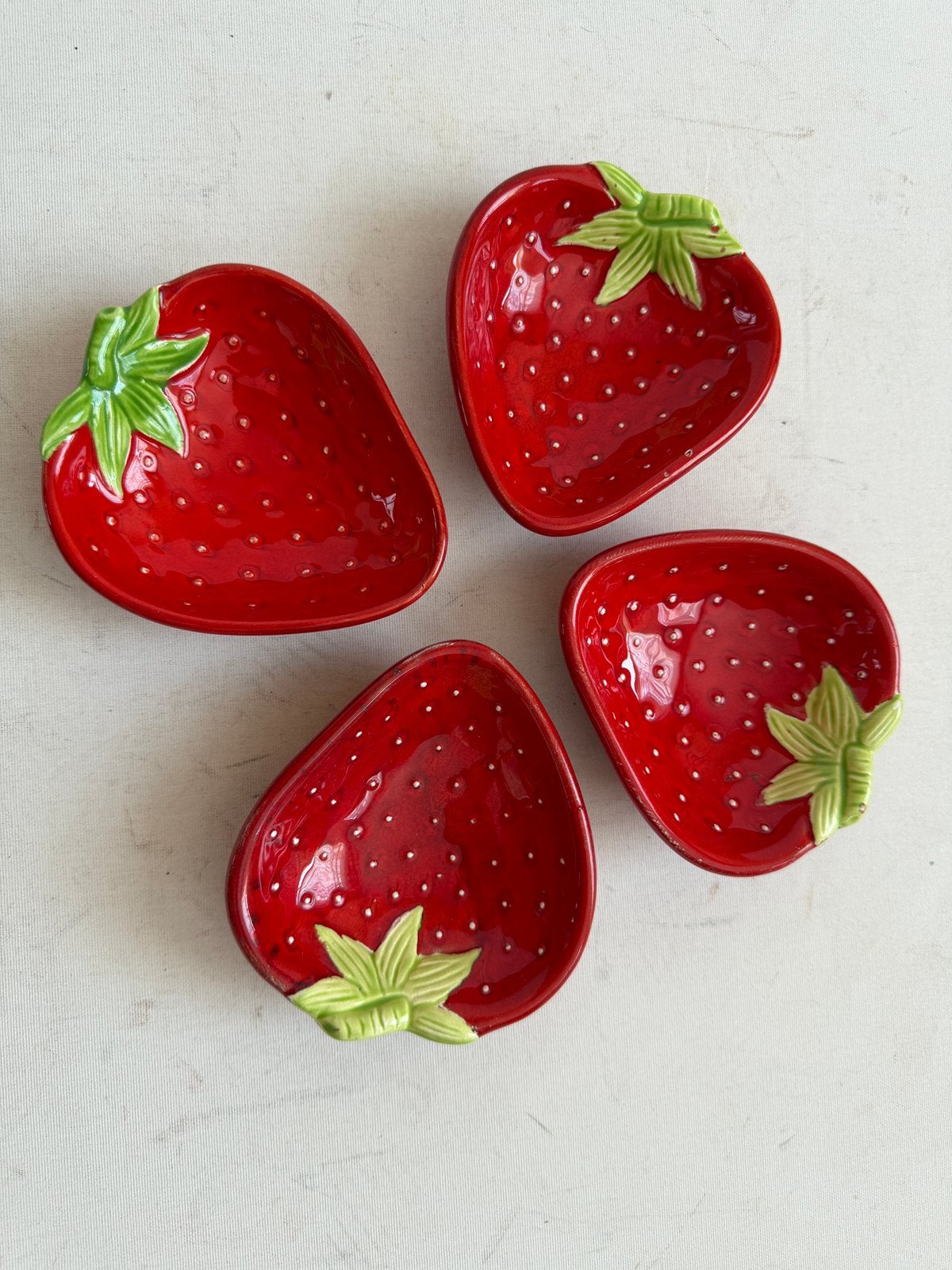 Lekker zomers, 4x aarbeischaal aardbei keramiek, Gebruikt, Keramiek, Overige typen, Ophalen of Verzenden