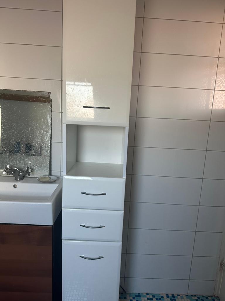 Witte hoge badkamerkast, Huis en Inrichting, Badkamer | Badkamermeubels, Ophalen, (Half)hoge kast, Minder dan 50 cm, Zo goed als nieuw