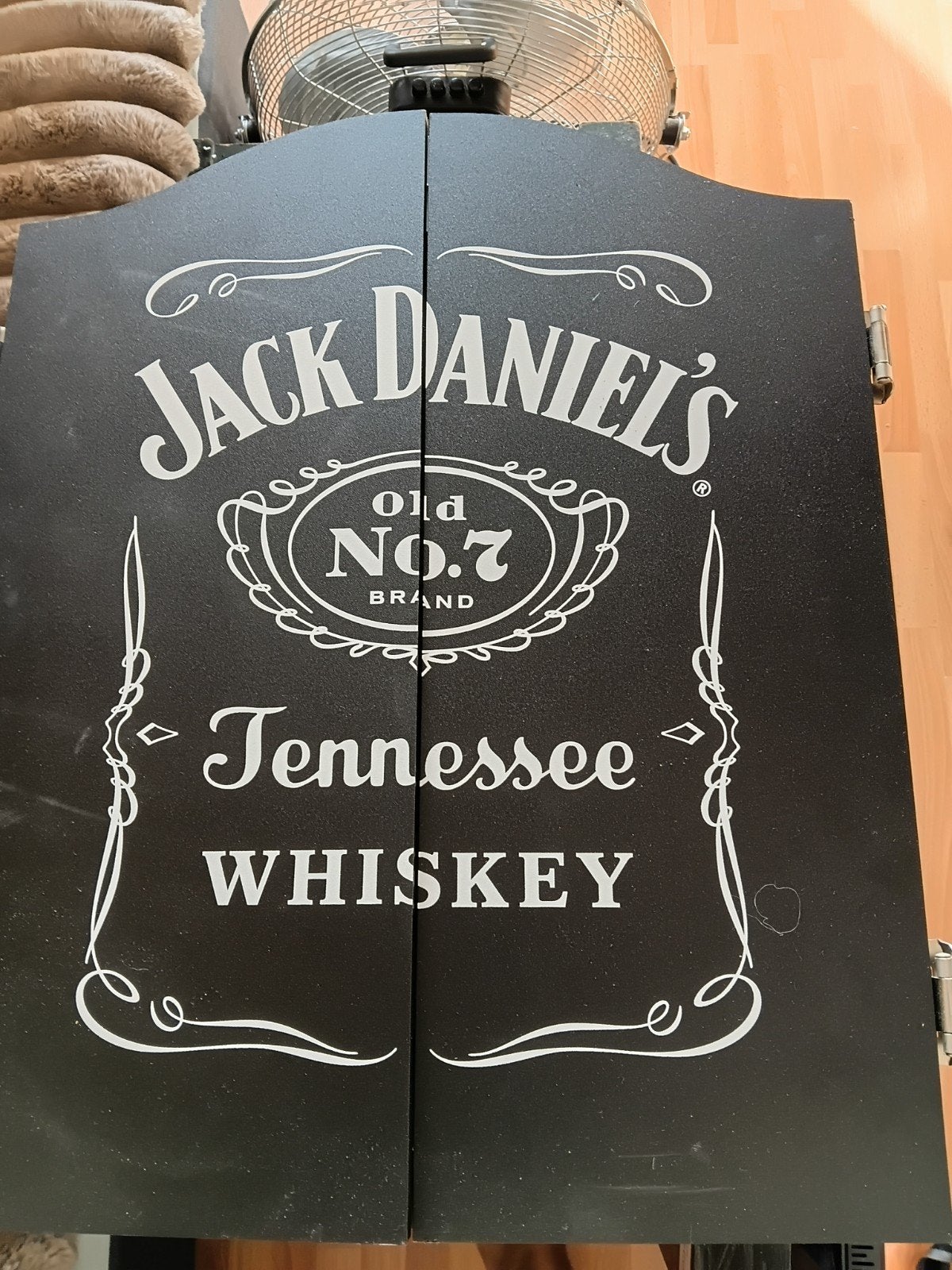 Jack Daniel's Dartbord met kast en pijlen, Sport en Fitness, Ophalen of Verzenden, Gebruikt, Dartbord met pijlen