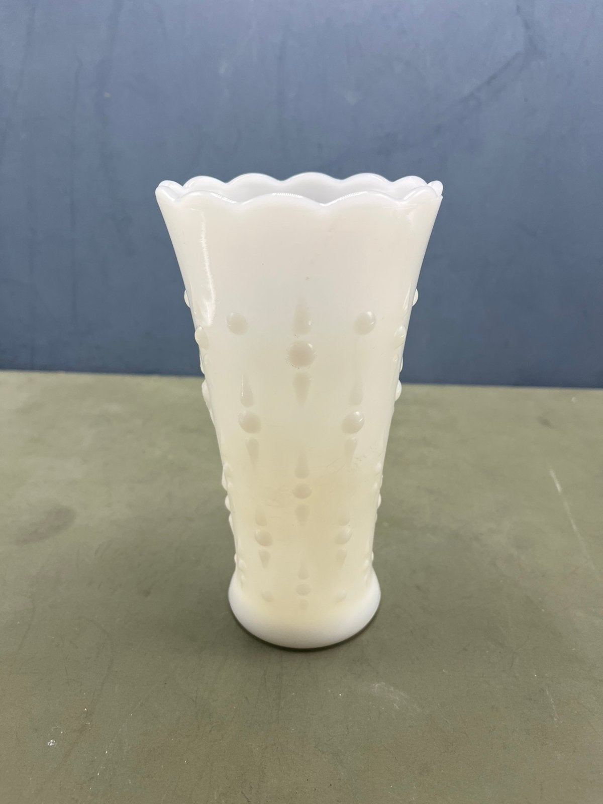 opaline Melkglas vaas met patroon, Antiek en Kunst, Ophalen
