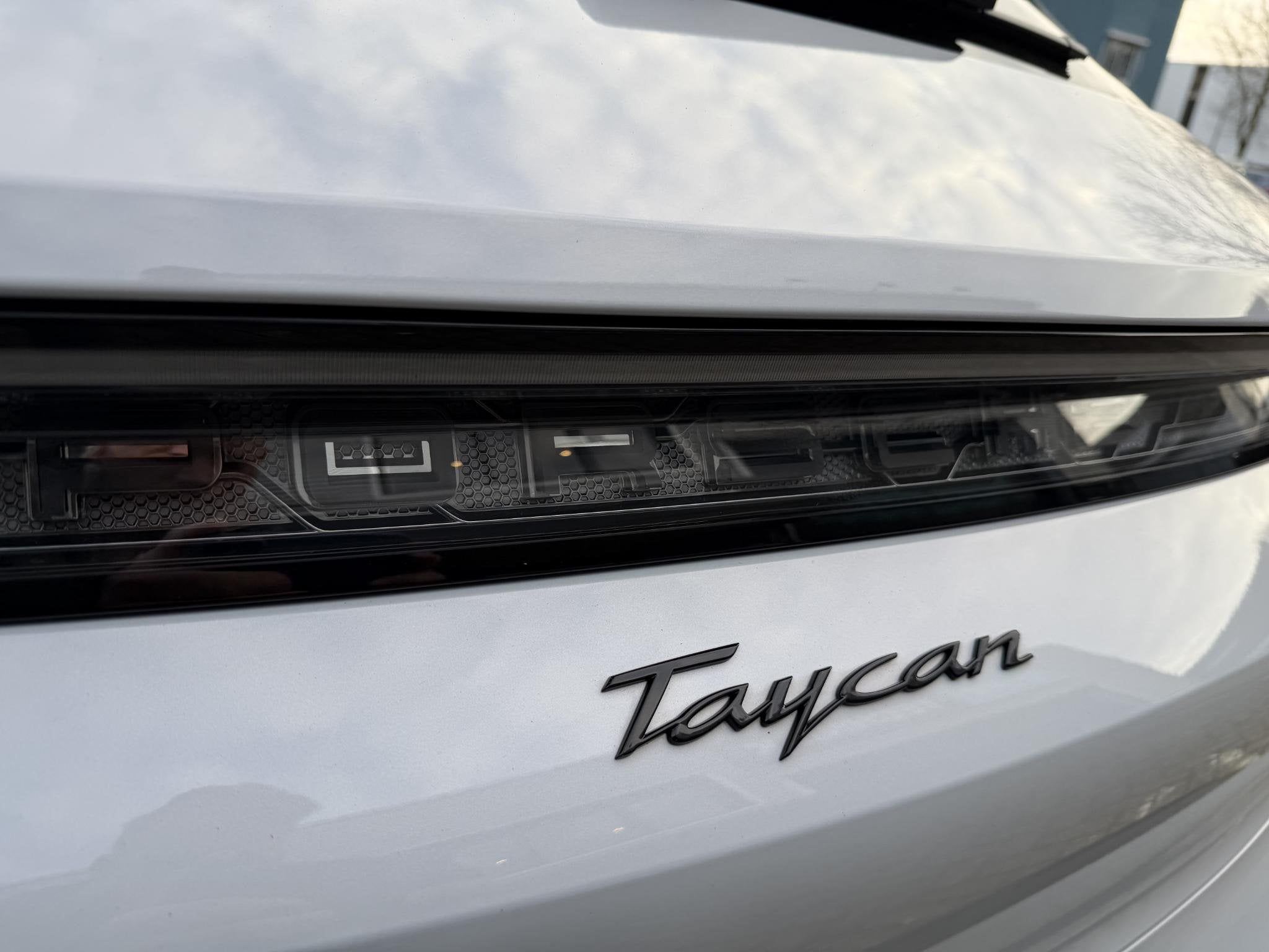 Foto 21 van Porsche Taycan Sport Turismo Black Edition 105 kWh luchtveri