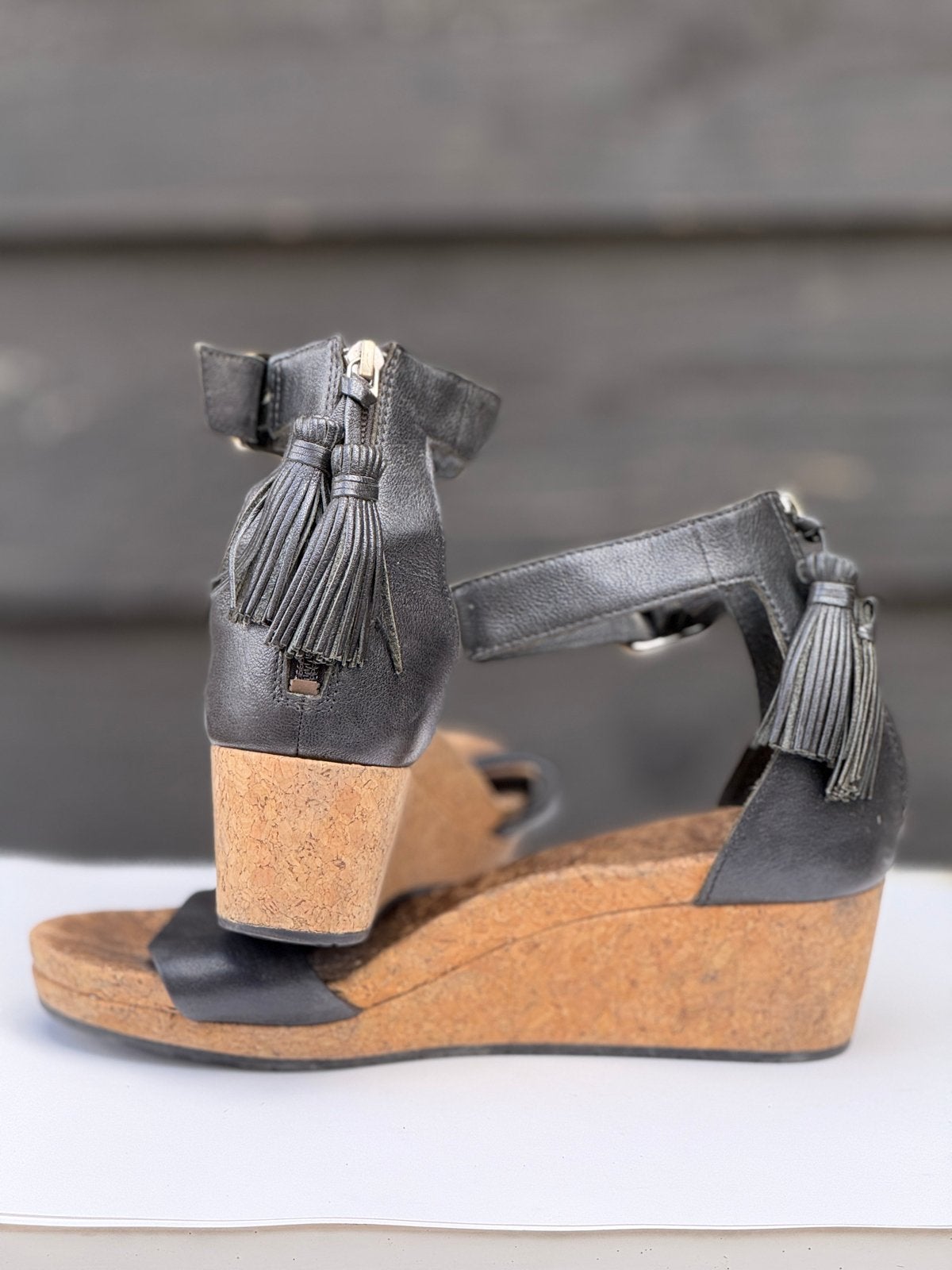 Ugg sandalen met sleehak en kwastjes, Ophalen of Verzenden, Zo goed als nieuw, Zwart, Sandalen of Muiltjes