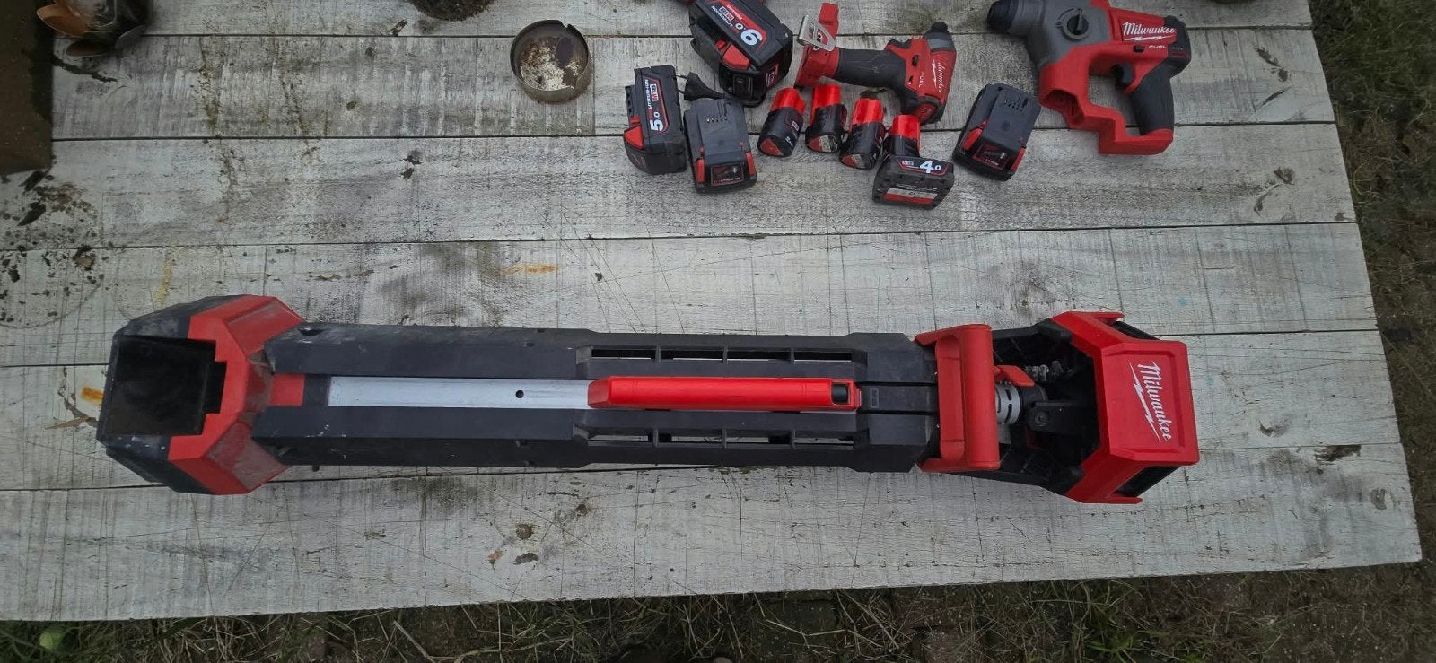 Foto 6 van Milwaukee gereedschap set met lamp en accu's
