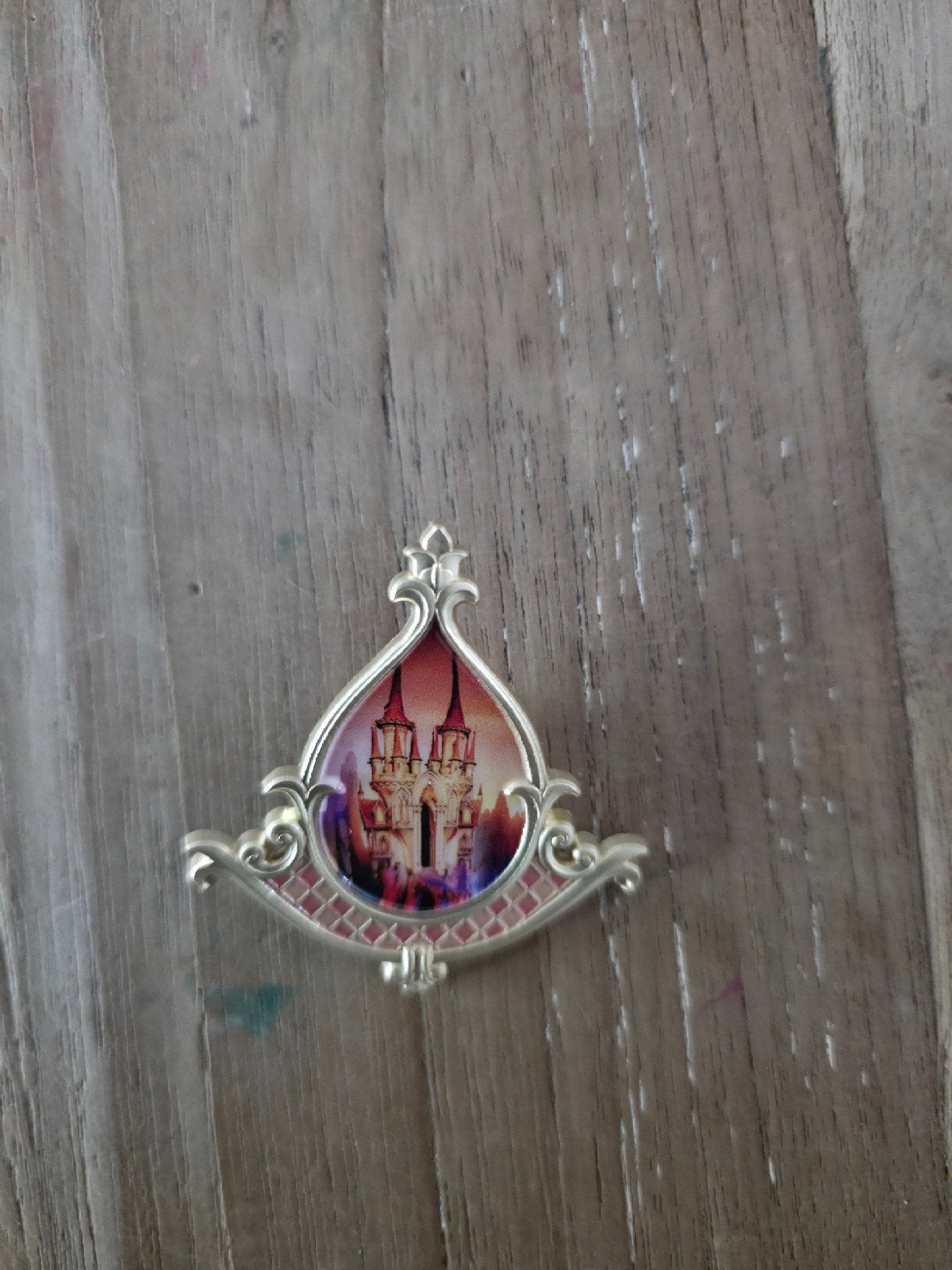 Pin parade droomvlucht serie kasteel pin, Verzenden, Overige figuren, Zo goed als nieuw, Beeldje of Figuurtje