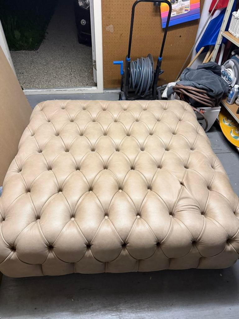 Italiaanse design poef – capitonné leer – Chesterfield stijl, Leer, Ophalen of Verzenden, Zo goed als nieuw, 100 tot 125 cm
