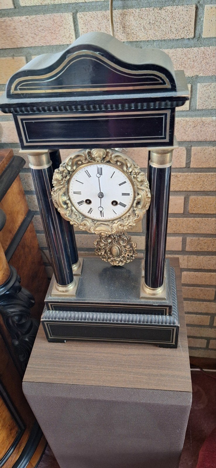 Zwarte kolom pendule, Ophalen