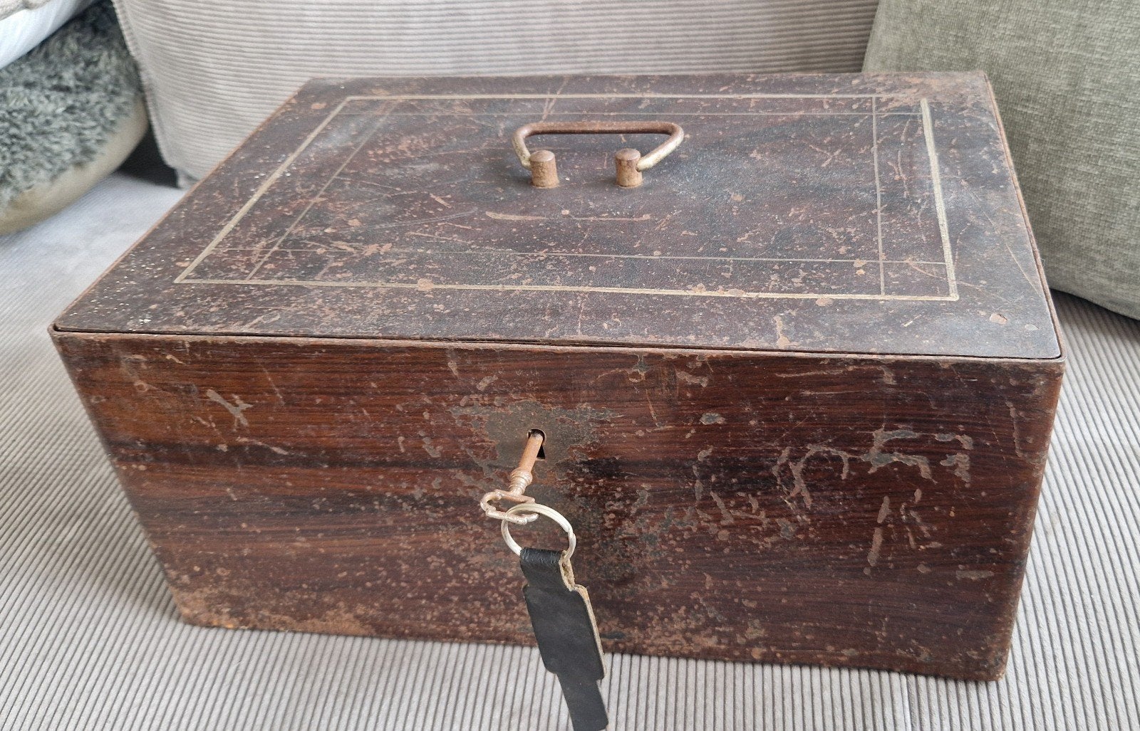 Antieke metalen kist met metalen binnenwerk en sleutel, Antiek en Kunst, Ophalen of Verzenden