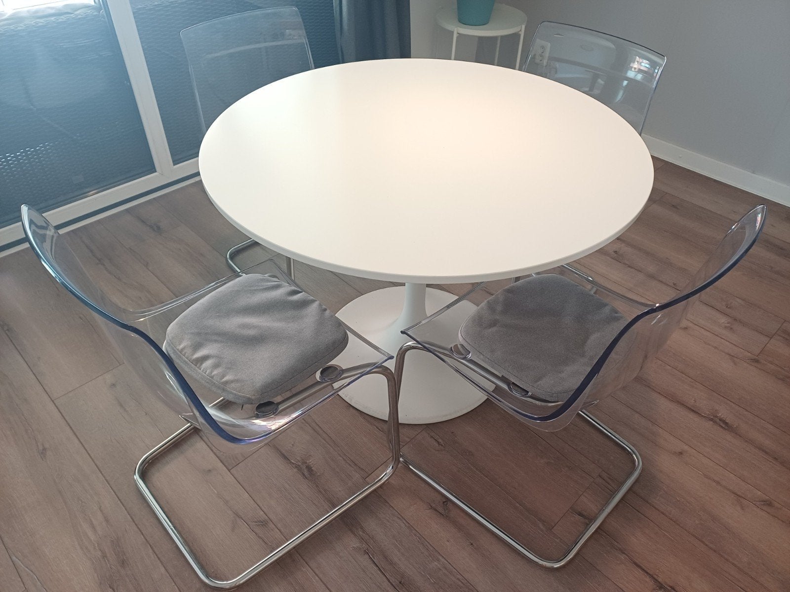 Moderne ronde eettafel met transparante stoelen, Ophalen, 50 tot 100 cm, Rond, Tot twee personen