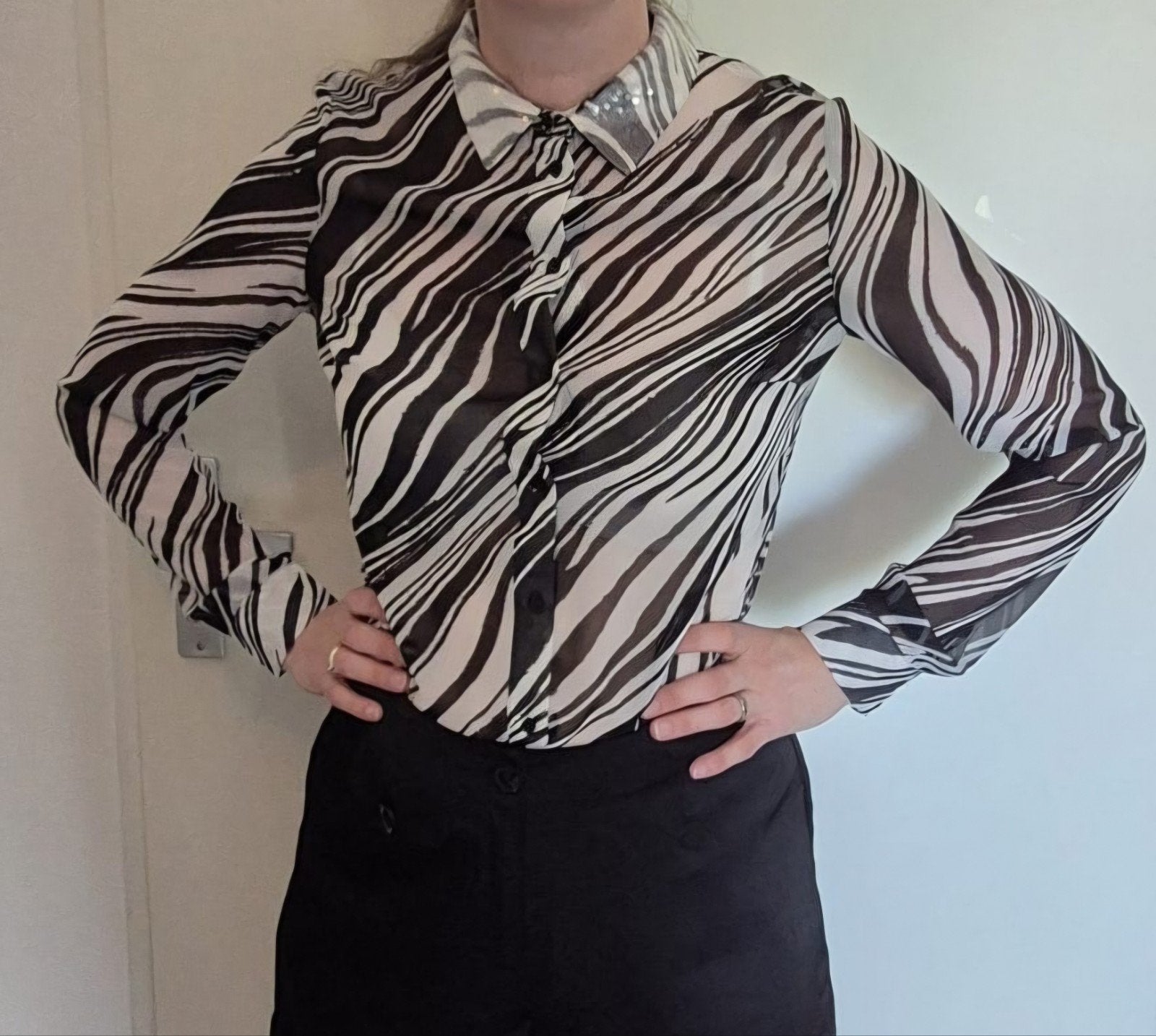 Nieuwe Guess blouse met zebraprint en pailletten, maat S, Kleding | Dames, Blouses en Tunieken, Guess, Zwart, Nieuw, Ophalen of Verzenden