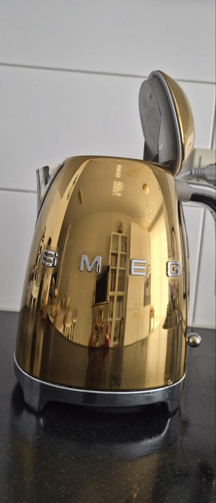 Smeg waterkoker goud - limited edition met schade., 1 tot 2 liter, Ophalen, Zo goed als nieuw, Draadloos
