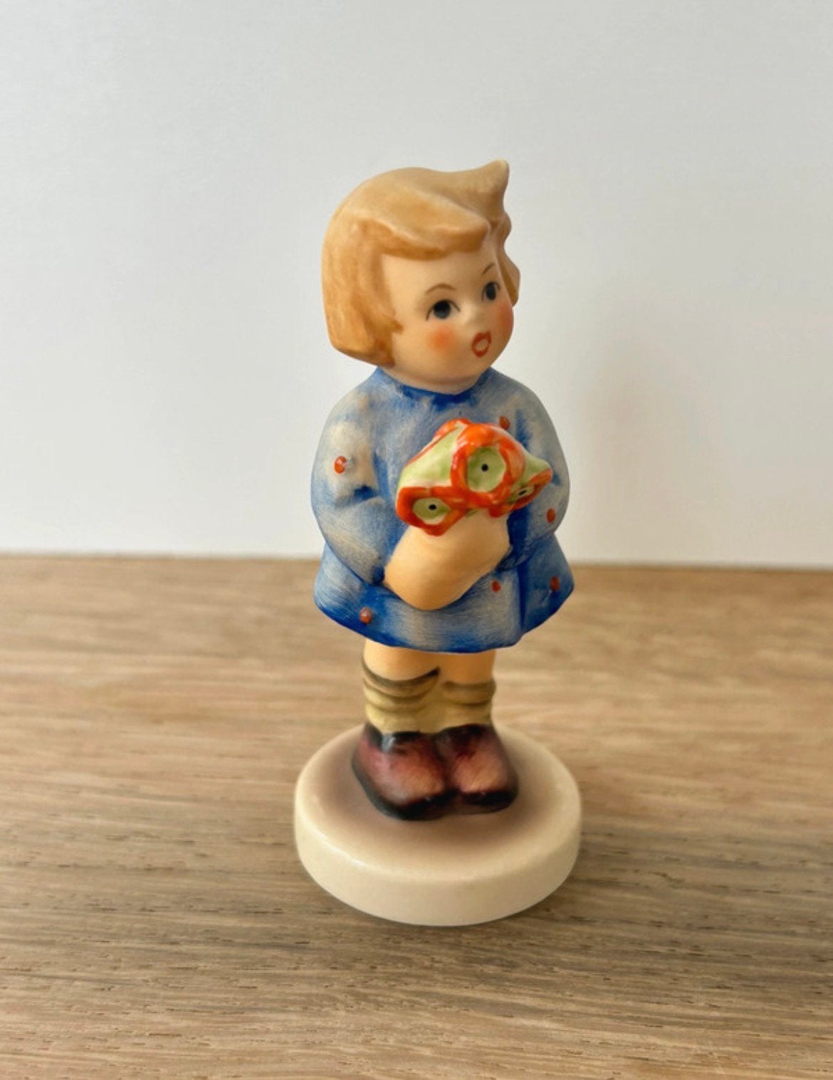 Goebel hummeltje 239 A Meisje met boeket, Ophalen of Verzenden, Gebruikt, Hummel