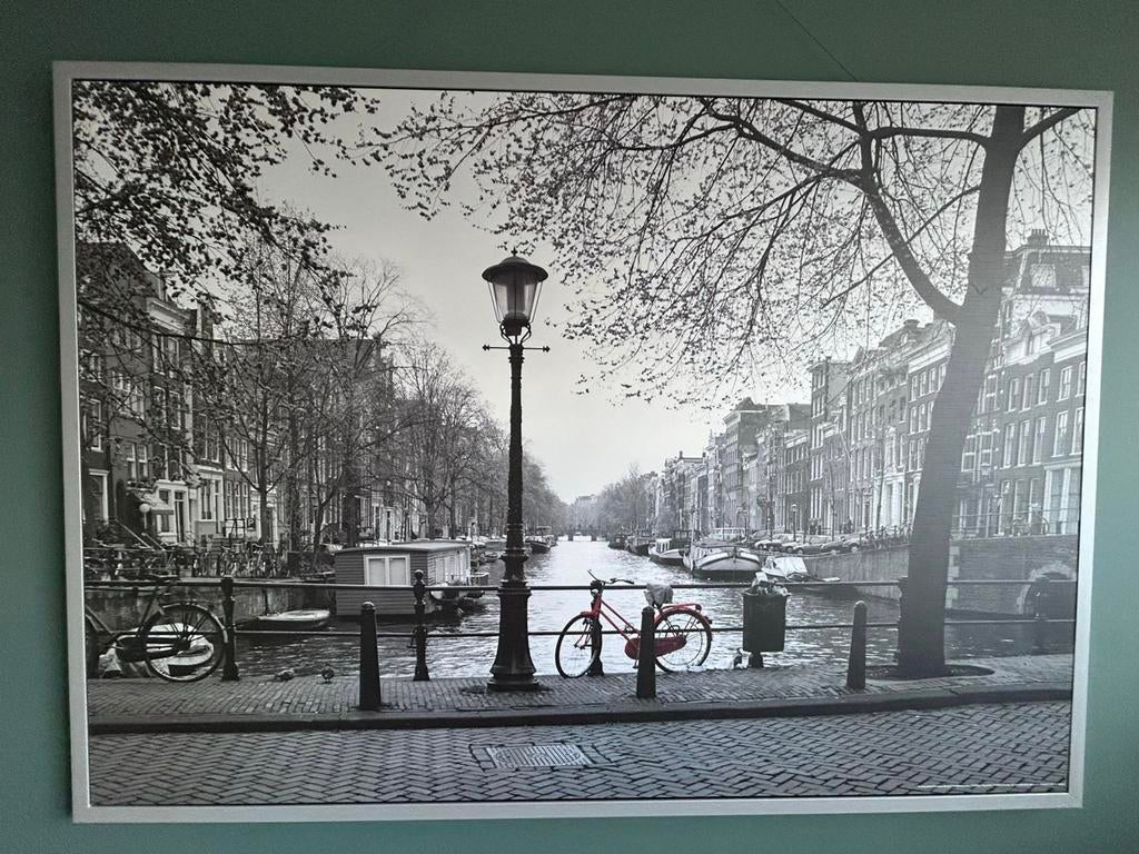 Prachtig Fotoschilderij Amsterdam Gracht met Rode Fiets, Ophalen, 125 cm of meer, Zo goed als nieuw, Foto of Poster