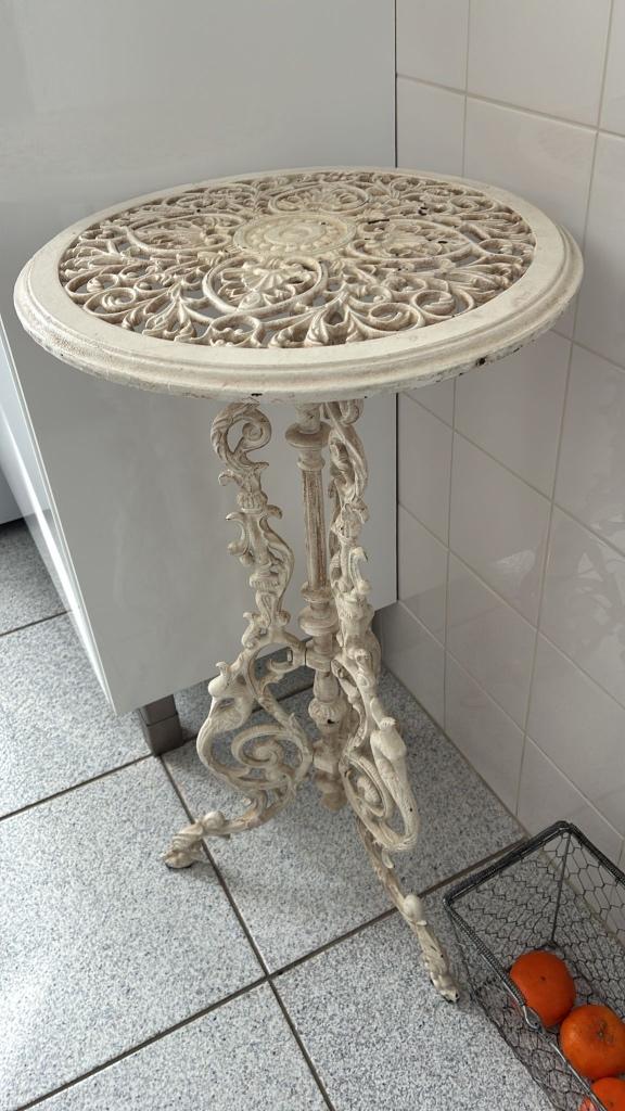 Mooi brocante massief ijzeren tafeltje te koop, Ophalen