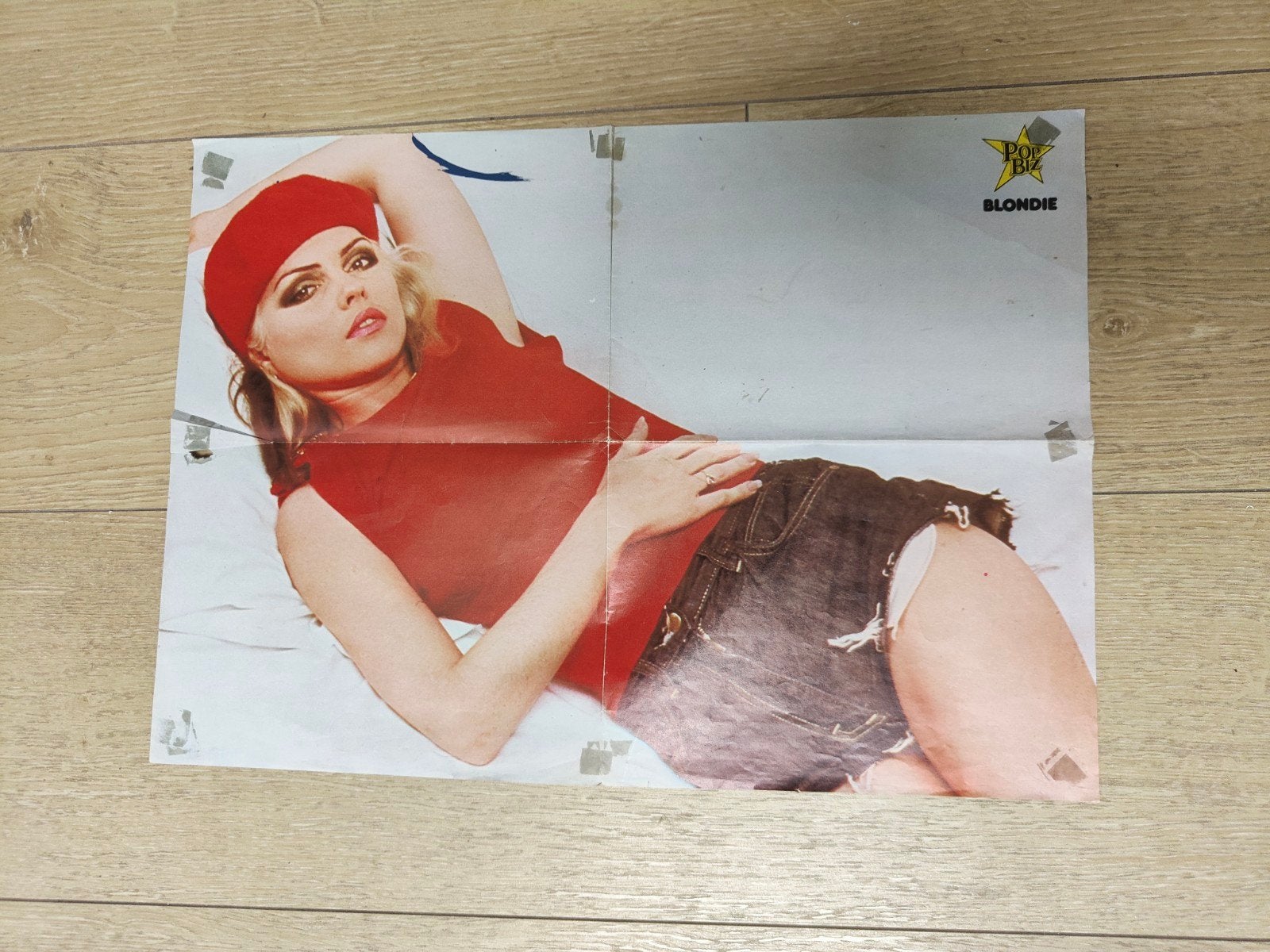 Popbiz Super Poster Blondie. Achterzijde: John Travolta., Verzamelen, Ophalen of Verzenden, Gebruikt, Deurposter of groter, Muziek