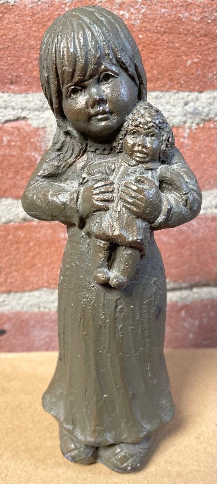 Realistisch Meisje met Pop Beeldje - Geert Kunen, Ophalen of Verzenden, Handgemaakt, 20 - 50 cm, Steen of Keramiek