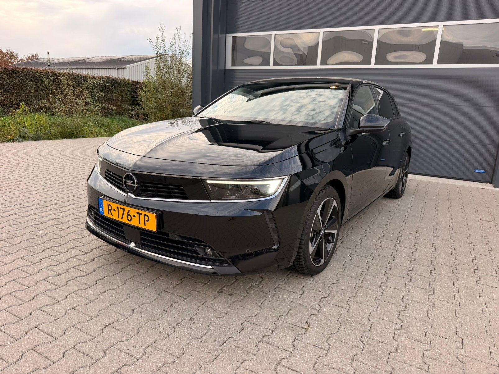 Opel Astra 1.6 Hybrid Business Edition (BTW auto) apk+beurt, Dealer onderhouden, Stof, 4 cilinders, Zwart