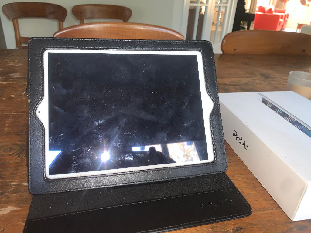 Mophie beschermhoes + Apple iPad Air 16 GB, 10 inch, Gebruikt, Zwart, Apple iPad Air