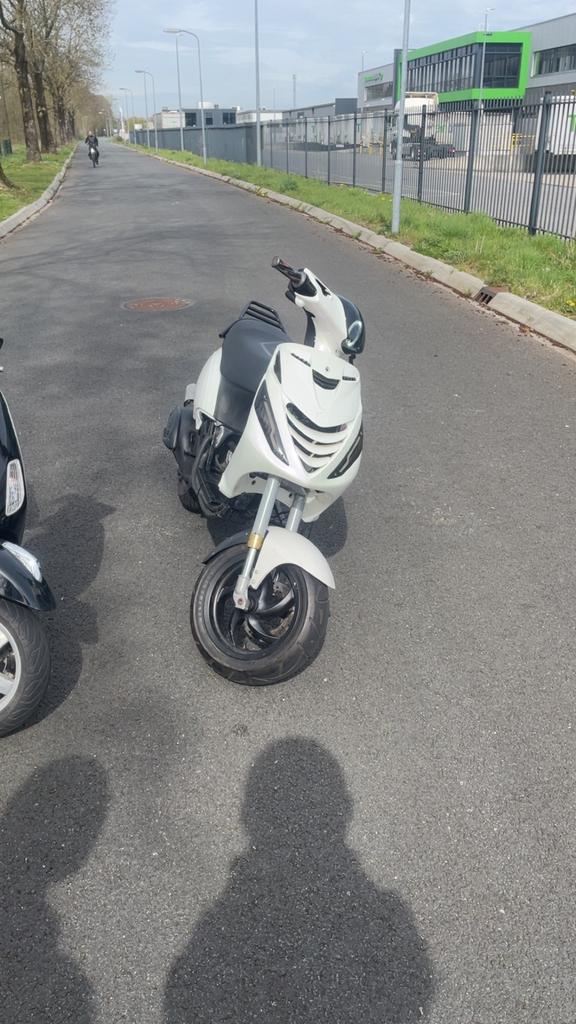 Zip uk style lc dd 50cc 2 takt, Fietsen en Brommers, Scooters | Piaggio, Ophalen, Zo goed als nieuw, Tweetakt, Zip