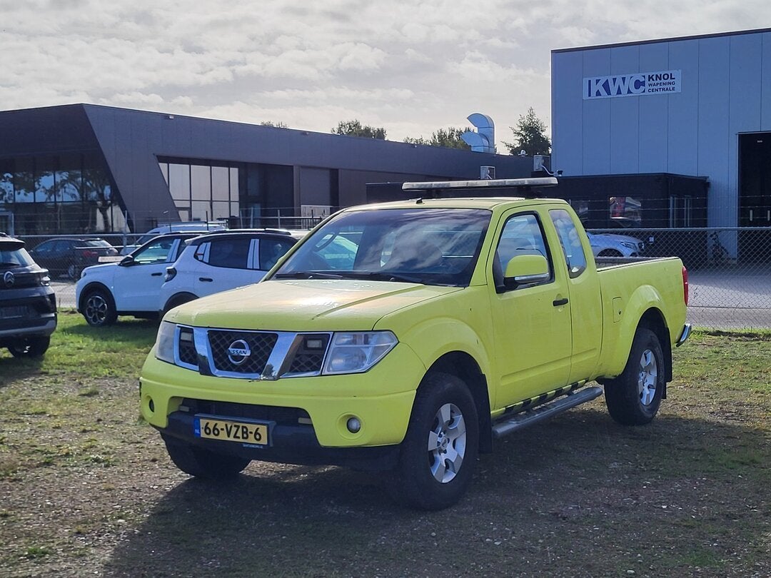 Nissan Navara 2.5 dCi 171pk Pick-up 2009, Auto's, Gebruikt, 4 cilinders, Geel, Bedrijf