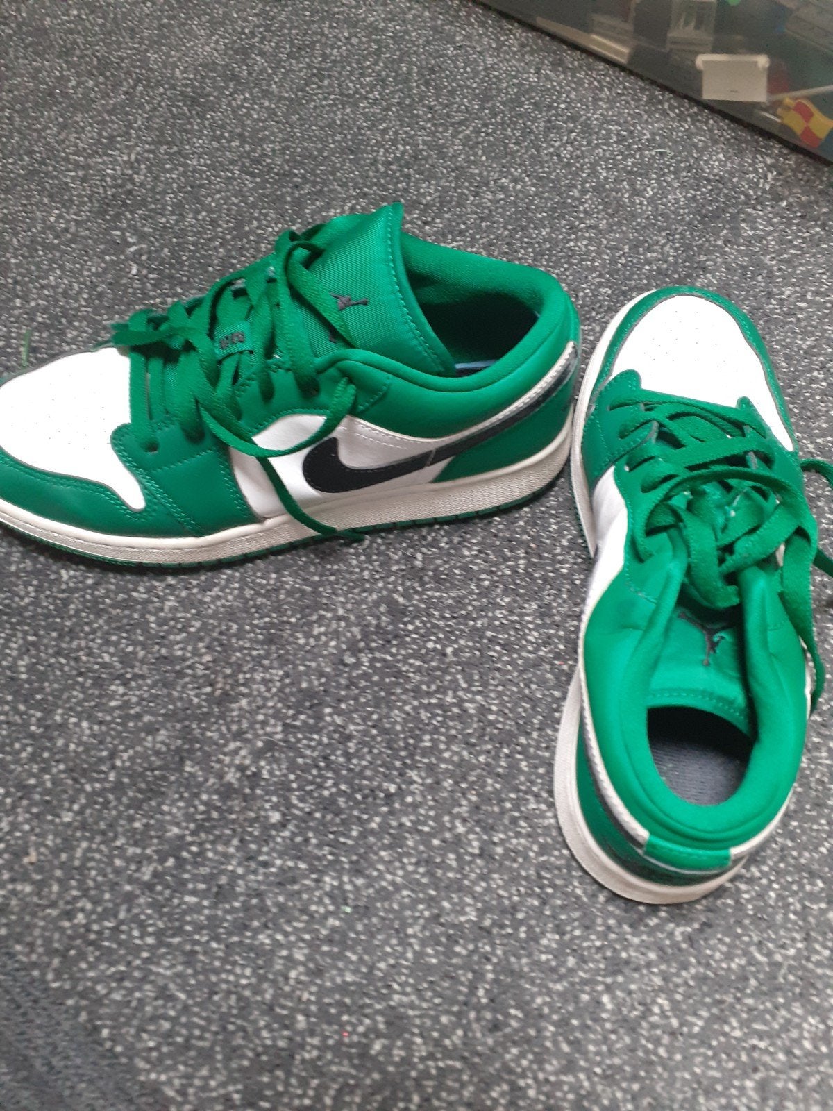 Schoenen, Ophalen, Nieuw